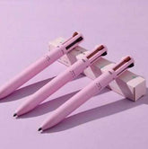 Stylo de maquillage 4 en 1 en rose, combinant correcteur, anti-cernes, illuminateur, et contour.