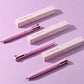 Stylo de maquillage 4 en 1 polyvalent et compact sur fond violet.